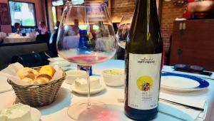 Garrafa de vinho e taça à mesa