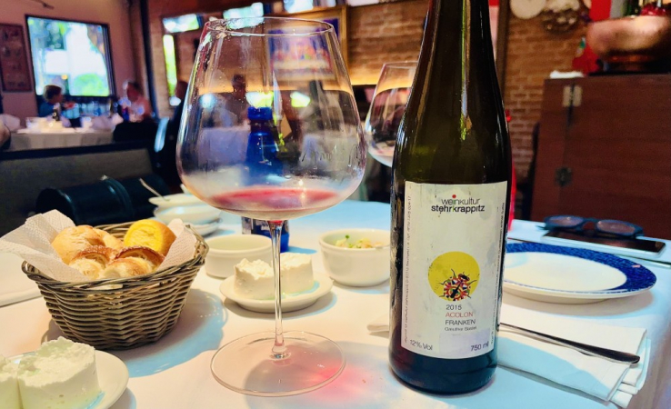 Garrafa de vinho e taça à mesa