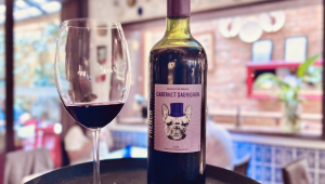 Garra de vinho à mesa com copo