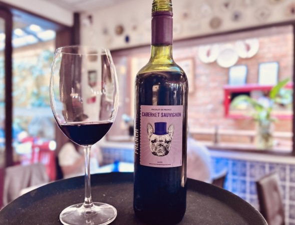 Garra de vinho à mesa com copo