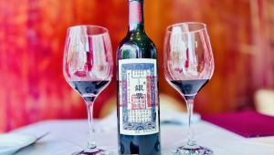 Garrafa de vinho à mesa com duas taças