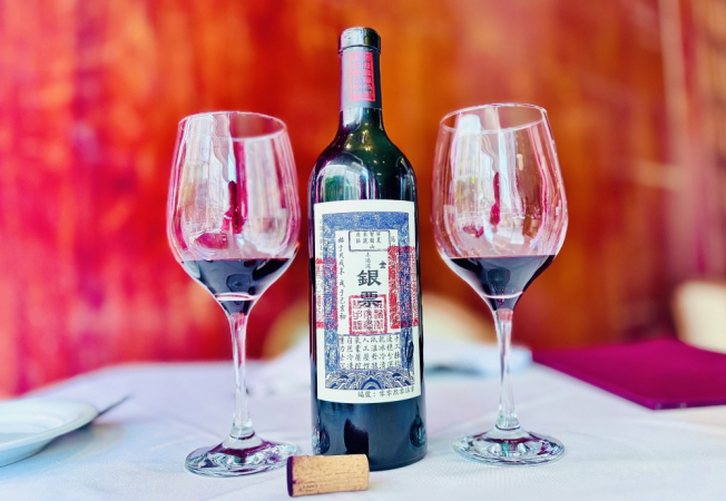 Garrafa de vinho à mesa com duas taças