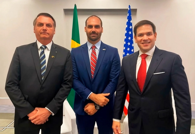 Jair Bolsonaro, Eduardo Bolsonaro e Marco Rubio durante encontro ocorrido em 2020 nos EUA