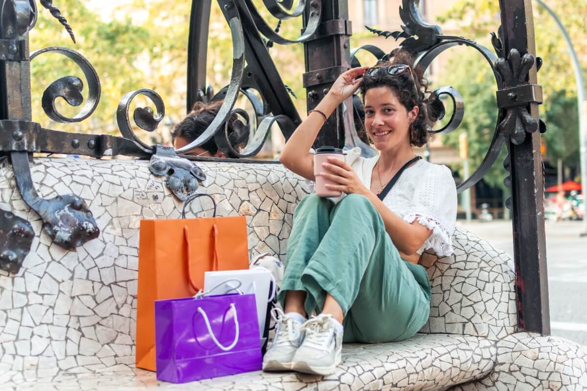 Barcelona encanta os brasileiros que buscam unir turismo e boas compras, com lojas, salões e espaços de beleza que oferecem atendimento acolhedor e produtos variados 