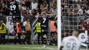 Pedro Henrique (camisa 7) comemora gol do Ceará na vitória sobre o Santos, no Castelão