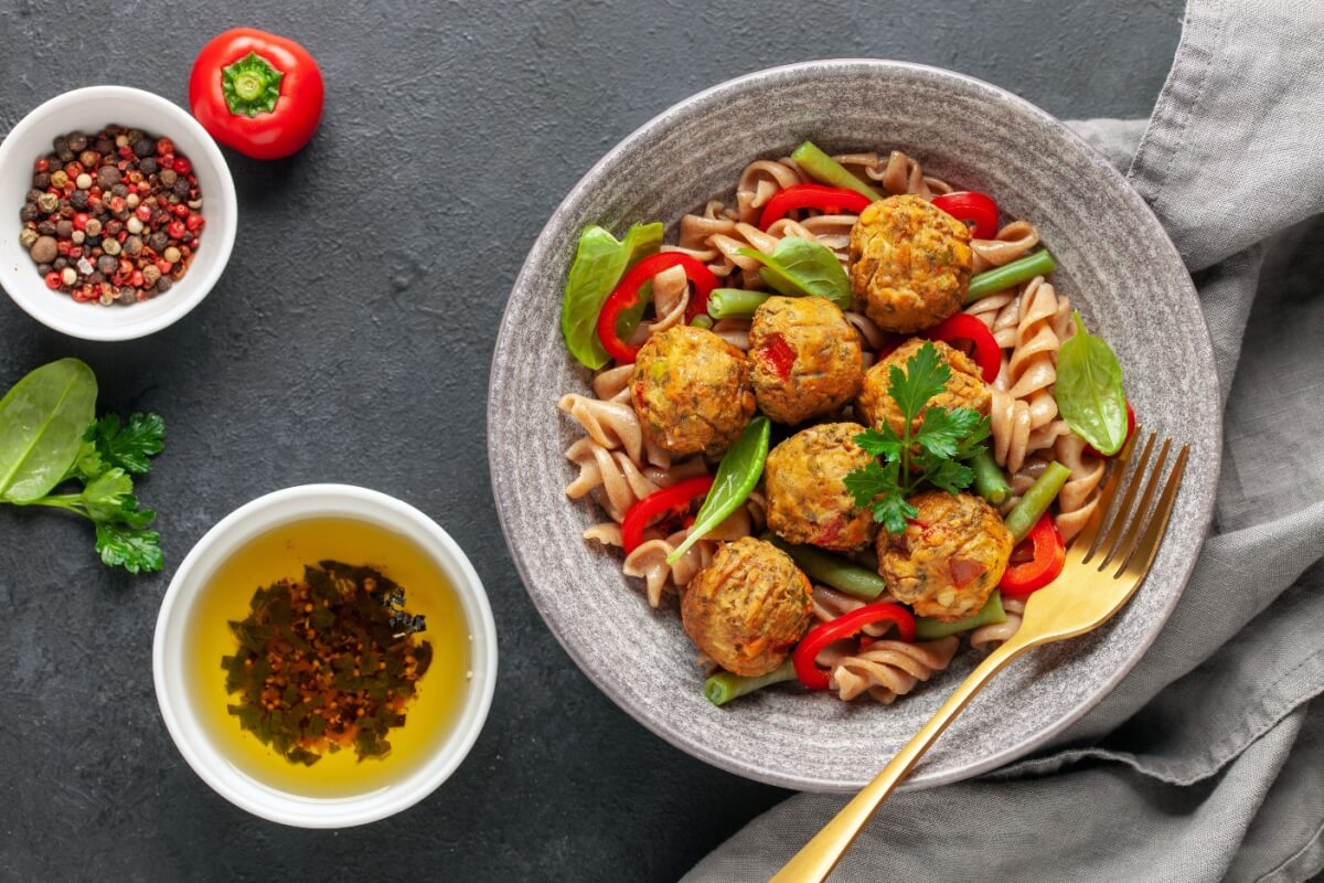 Almôndegas de legumes com macarrão 