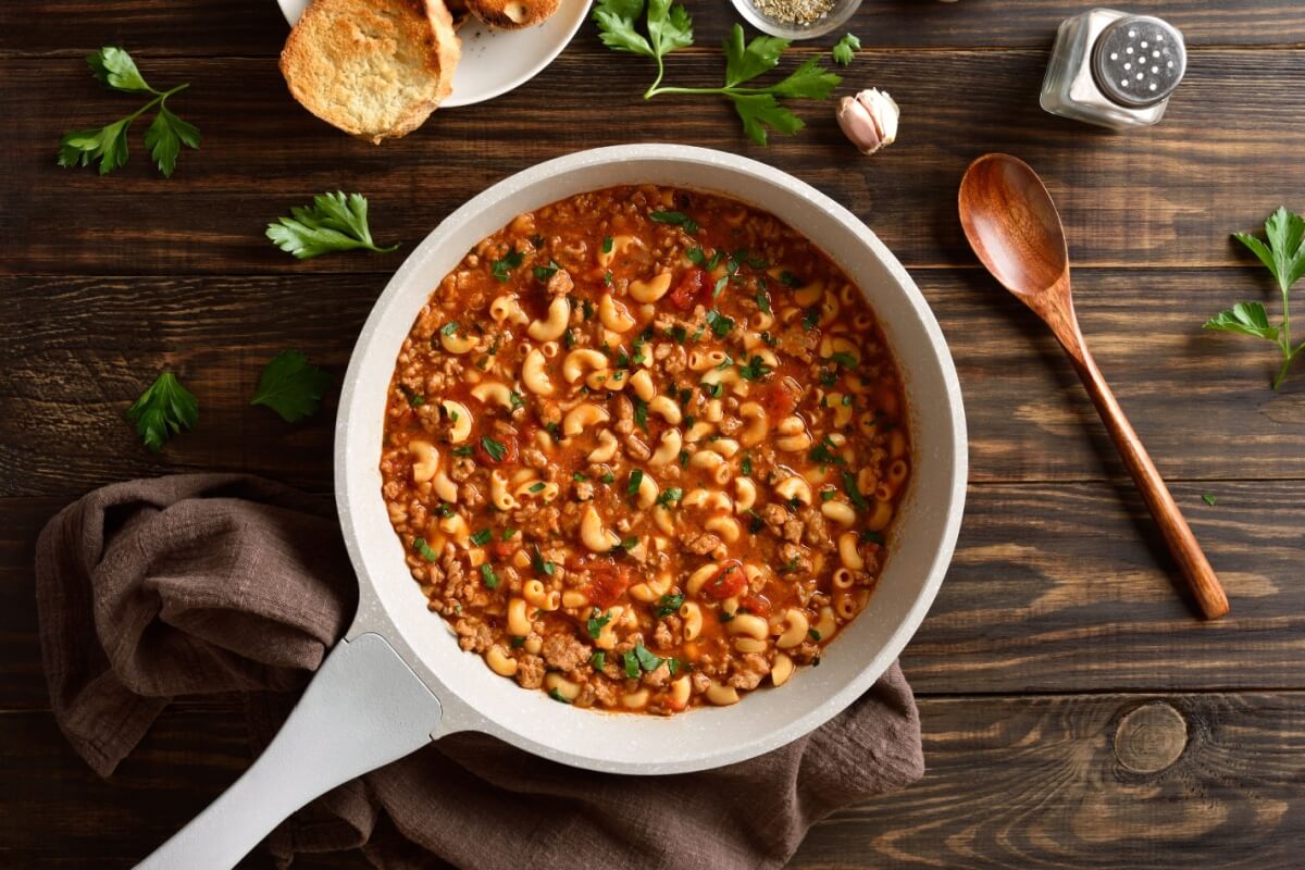 Macarrão de uma panela só com carne moída e molho de tomate 