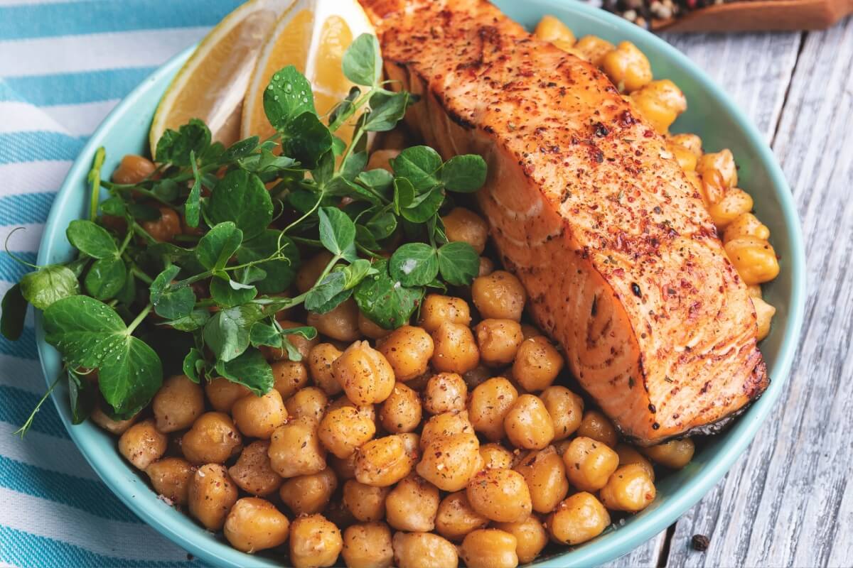 Salmão grelhado com grão-de-bico 