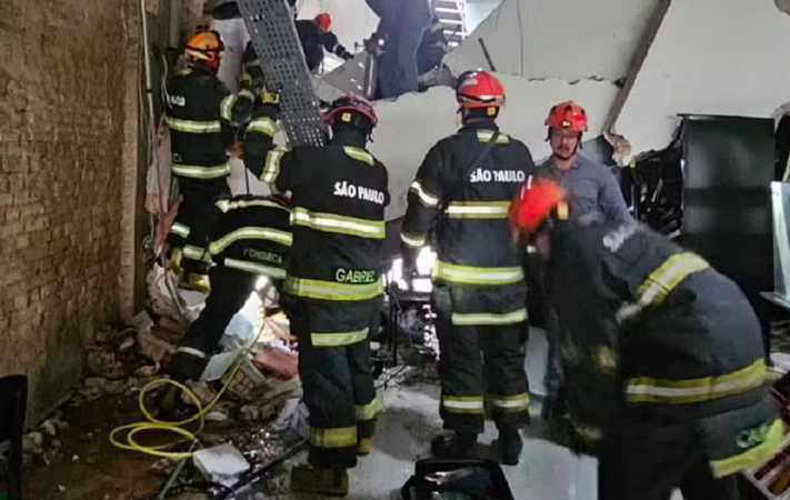 Teto desaba em restaurante do Fogaça