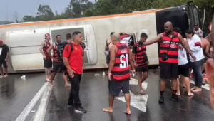 Ônibus com torcedores do Flamengo tomba na Dutra e deixa feridos