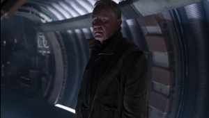 Stellan Skarsgård em cena da série "Andor"