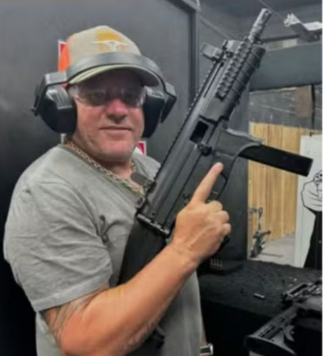 Esse é o padrasto do MC Ryan, conhecido como Diabo Loiro