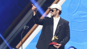O cantor porto-riquenho Bad Bunny comemora após ganhar o Grammy Latino de Melhor Álbum de Música Urbana nesta quinta-feira em Las Vegas (Estados Unidos). EFE/ Octavio Guzmán