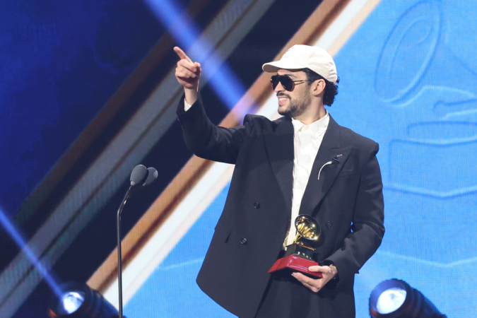 O cantor porto-riquenho Bad Bunny comemora após ganhar o Grammy Latino de Melhor Álbum de Música Urbana nesta quinta-feira em Las Vegas (Estados Unidos). EFE/ Octavio Guzmán