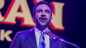 O prefeito eleito da cidade de Nova York, Zohran Mamdani, discursa durante uma festa na noite da eleição, organizada pelo candidato democrata no bairro do Brooklyn, em Nova York, EUA, em 4 de novembro de 2025. Mamdani derrotou Andrew Cuomo na eleição para prefeito de Nova York. (Nova York) EFE/EPA/SARAH YENESEL