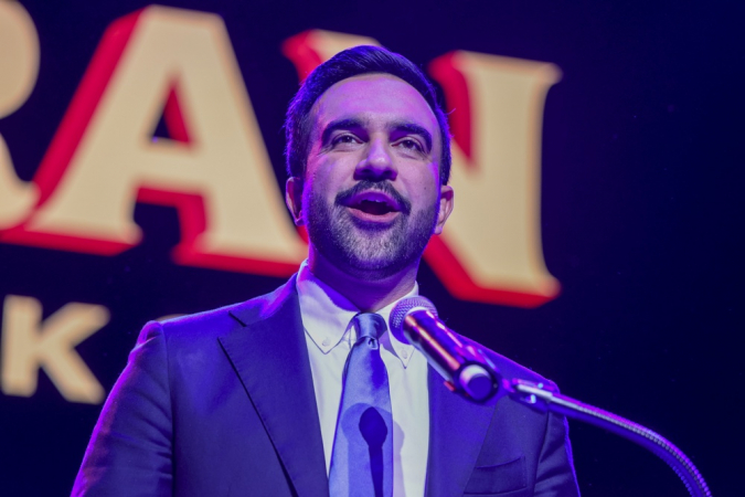 O prefeito eleito da cidade de Nova York, Zohran Mamdani, discursa durante uma festa na noite da eleição, organizada pelo candidato democrata no bairro do Brooklyn, em Nova York, EUA, em 4 de novembro de 2025. Mamdani derrotou Andrew Cuomo na eleição para prefeito de Nova York. (Nova York) EFE/EPA/SARAH YENESEL