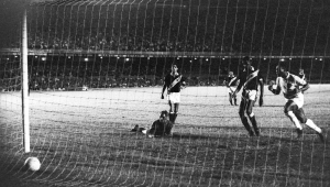 Pelé (dir.) marca seu milésimo gol cobrando pênalti na partida entre Vasco da Gama e Santos, realizada no Maracanã