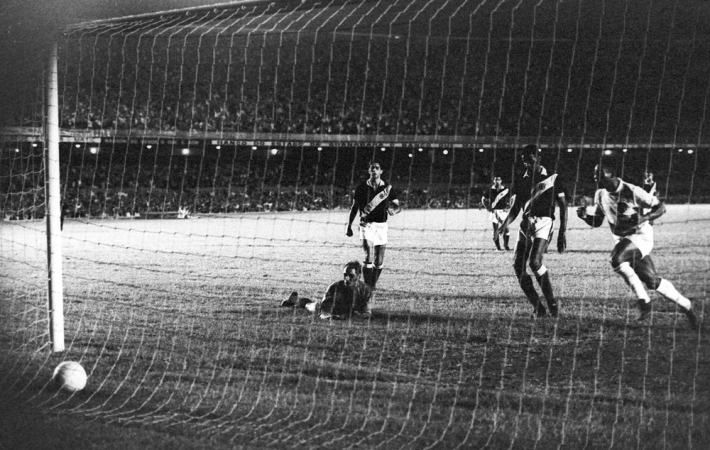Pelé (dir.) marca seu milésimo gol cobrando pênalti na partida entre Vasco da Gama e Santos, realizada no Maracanã