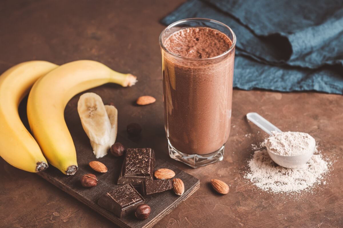 Vitamina de banana com cacau e amêndoas 