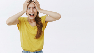 Jovem chocada e perturbada parecendo frustrada e preocupada, em pânico