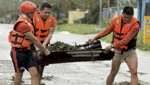 Uma foto divulgada pela Guarda Costeira das Filipinas (PCG) mostra membros da PCG realizando operações de desobstrução de estradas após os efeitos do tufão Fung-Wong na província de Catanduanes, Filipinas, em 9 de novembro de 2025. De acordo com a Administração de Serviços Atmosféricos, Geofísicos e Astronômicos das Filipinas (PAGASA), o tufão estava previsto para estar a 100 quilômetros a nordeste de Daet, Camarines Norte, na região de Bicol, movendo-se para oeste-noroeste a 30 quilômetros por hora com ventos máximos de 185 quilômetros por hora. (Filipinas) EFE/EPA/GUARDA COSTEIRA DAS FILIPINAS / FOTO DIVULGAÇÃO - MELHOR QUALIDADE DISPONÍVEL - USO EDITORIAL APENAS/PROIBIDA A VENDA