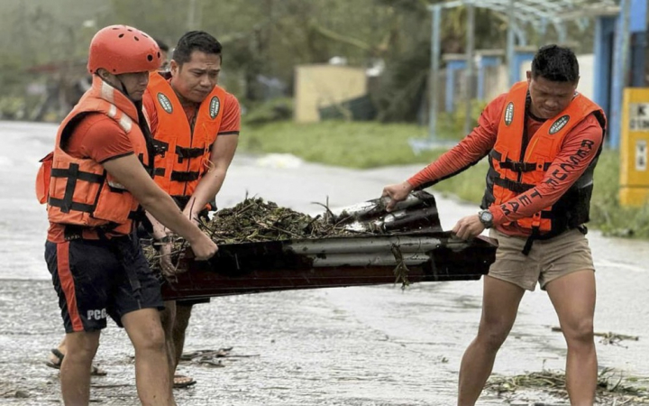 Uma foto divulgada pela Guarda Costeira das Filipinas (PCG) mostra membros da PCG realizando operações de desobstrução de estradas após os efeitos do tufão Fung-Wong na província de Catanduanes, Filipinas, em 9 de novembro de 2025. De acordo com a Administração de Serviços Atmosféricos, Geofísicos e Astronômicos das Filipinas (PAGASA), o tufão estava previsto para estar a 100 quilômetros a nordeste de Daet, Camarines Norte, na região de Bicol, movendo-se para oeste-noroeste a 30 quilômetros por hora com ventos máximos de 185 quilômetros por hora. (Filipinas) EFE/EPA/GUARDA COSTEIRA DAS FILIPINAS / FOTO DIVULGAÇÃO - MELHOR QUALIDADE DISPONÍVEL - USO EDITORIAL APENAS/PROIBIDA A VENDA