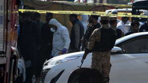 Agentes de segurança inspecionam o local de um atentado suicida com bomba em frente ao complexo judicial em Islamabad, Paquistão, em 11 de novembro de 2025. Pelo menos 12 pessoas morreram e dezenas ficaram feridas na explosão, segundo a polícia. EFE/EPA/SOHAIL SHAHZAD