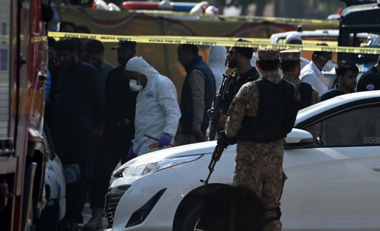 Agentes de segurança inspecionam o local de um atentado suicida com bomba em frente ao complexo judicial em Islamabad, Paquistão, em 11 de novembro de 2025. Pelo menos 12 pessoas morreram e dezenas ficaram feridas na explosão, segundo a polícia. EFE/EPA/SOHAIL SHAHZAD