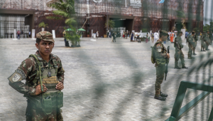 Membros das Forças Armadas guardavam a entrada do Hangar de Exposições, local da COP30 em Belém, Brasil, na quinta-feira. A segurança no local foi reforçada após manifestantes de movimentos sociais e indígenas tentarem invadir a COP30 na terça-feira. EFE/Fraga Alves