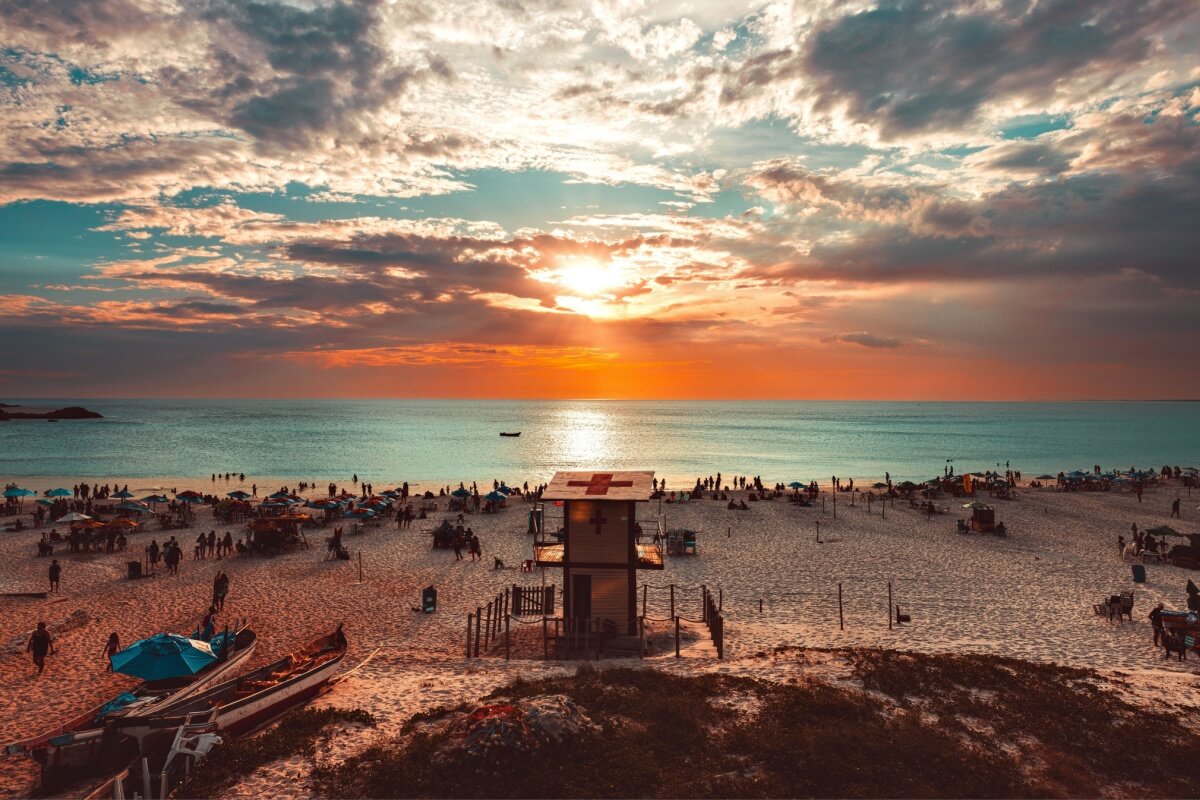 O pôr do sol é um dos momentos mais simples e marcantes de qualquer viagem 