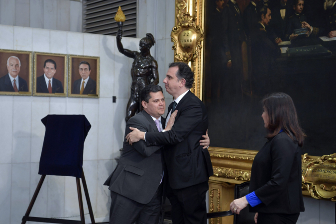 Alcolumbre e Pacheco bna Cerimônia de aposição de retratos na galeria de presidentes do Senado Federal