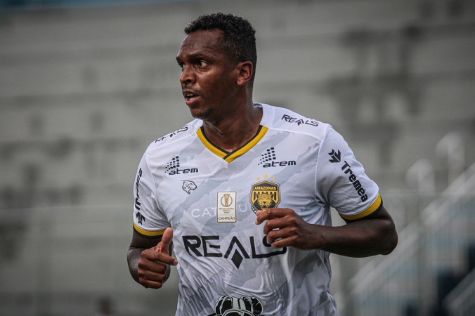 O atacante Jô em ogo do Amazonas