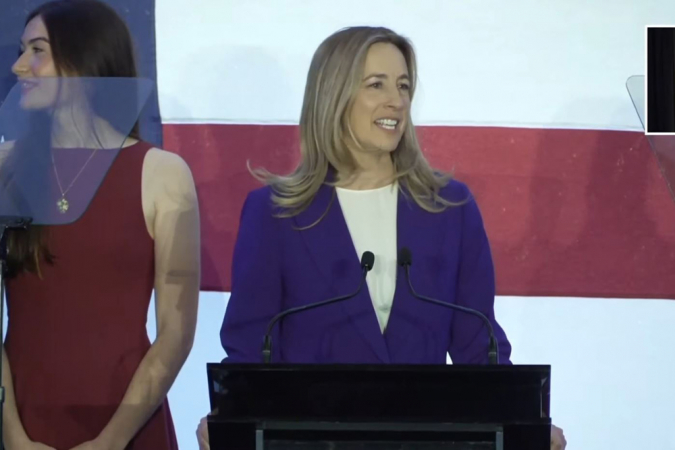 Imagens de vídeo fornecidas pela equipe de campanha da candidata democrata ao governo de Nova Jersey, Mikie Sherrill, mostram-na discursando após o anúncio dos resultados da eleição na terça-feira, em Trenton, Nova Jersey. Sherrill foi eleita governadora de Nova Jersey após derrotar o republicano Jack Ciattarelli, de acordo com projeções das principais redes de televisão, em uma eleição marcada pela tentativa de Donald Trump de replicar seu desempenho melhorado na eleição presidencial de 2024. EFE/ Mikie Sherrill / USO EDITORIAL APENAS/ PROIBIDA A VENDA/ DISPONÍVEL APENAS PARA ILUSTRAR A NOTÍCIA EM ACOMPANHAMENTO (CRÉDITO OBRIGATÓRIO)