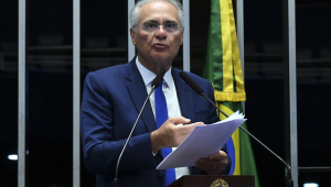 Plenário do Senado Federal durante sessão deliberativa ordinária. Ordem do dia. Na pauta, o PL 2.133/2023, que altera a Lei nº 14.133, de 1º de abril de 2021 (Lei de Licitações e Contratos Administrativos) para prever o uso do Sistema de Compras Expressas (Sicx) na contratação de bens e serviços comuns padronizados. Em discurso, à tribuna, senador Renan Calheiros (MDB-AL). Foto: Jefferson Rudy/Agência Senado