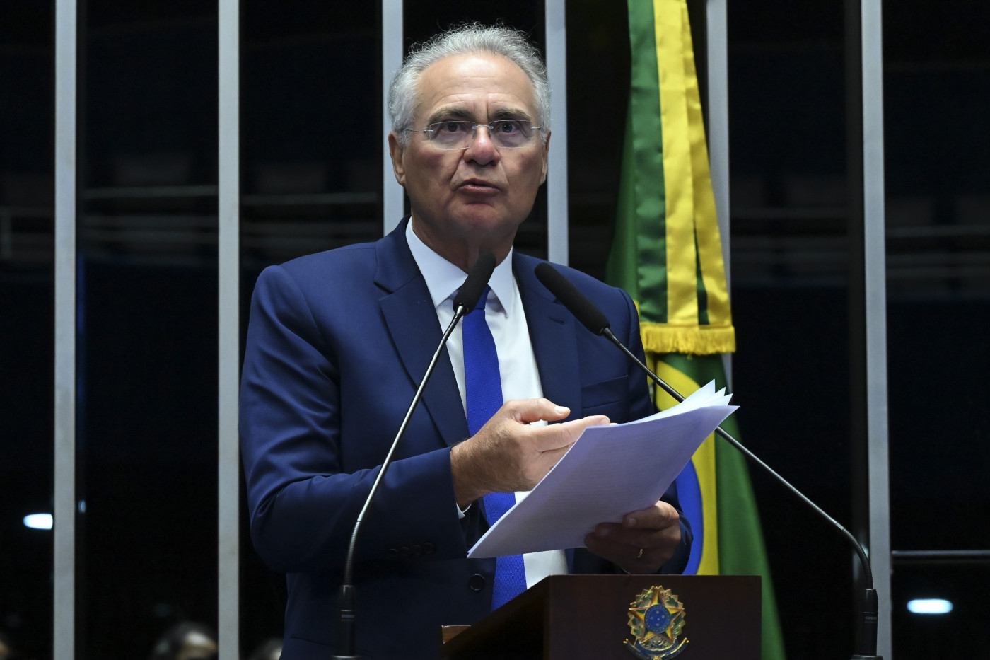 Plenário do Senado Federal durante sessão deliberativa ordinária. Ordem do dia. Na pauta, o PL 2.133/2023, que altera a Lei nº 14.133, de 1º de abril de 2021 (Lei de Licitações e Contratos Administrativos) para prever o uso do Sistema de Compras Expressas (Sicx) na contratação de bens e serviços comuns padronizados. Em discurso, à tribuna, senador Renan Calheiros (MDB-AL). Foto: Jefferson Rudy/Agência Senado