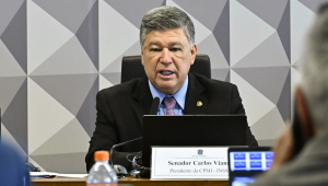 O senador Carlos Viana, presidente da CPMI do INSS, durante oitiva na comissão
