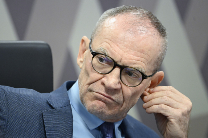 CPI do Crime Organizado (CPICRIME) realiza reunião para ouvir dois depoimentos. A finalidade da comissão é apurar a atuação, expansão e o funcionamento de organizações criminosas no território brasileiro, em especial de facções e milícias, de modo a permitir a identificação de soluções adequadas para o seu combate, especialmente por meio do aperfeiçoamento da legislação atualmente em vigor. Em destaque, á mesa, presidente da CPICRIME, senador Fabiano Contarato (PT-ES). Foto: Andressa Anholete/Agência Senado