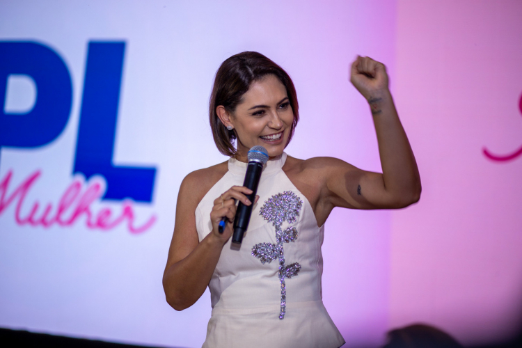 Michelle Bolsonaro critica aproximação do PL com Ciro Gomes e expõe novo racha na direita