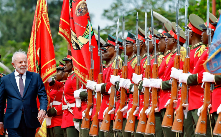 24.11.2025 – Arrival at the Presidential Palace President of the Republic, Luiz Inácio Lula da Silva, during his arrival at the Presidential Palace, when he receives greetings from the President of the Republic of Mozambique, Daniel Francisco Chapo, and poses for a photograph, followed by the presentation of the delegations. Presidential Palace (Palácio Julius Nyerere) – Maputo (Mozambique) Photo: Ricardo Stuckert / PR