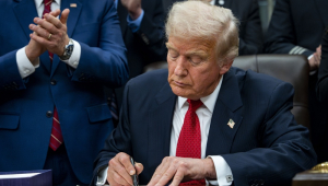 O presidente dos EUA, Donald Trump, assina o pacote de financiamento para reabrir o governo federal no Salão Oval da Casa Branca, em Washington, DC, EUA, em 12 de novembro de 2025. O projeto de lei de gastos de curto prazo financia o governo até 30 de janeiro e encerra a paralisação mais longa da história dos EUA. EFE/EPA/BONNIE CASH / POOL