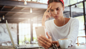 Mulher bonita loira sentada em um café