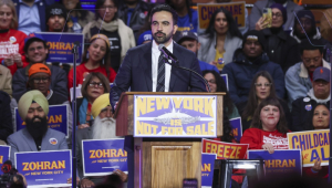 O candidato democrata à prefeitura de Nova York, Zohran Mamdani (C), discursa durante o comício "Nova York Não Está à Venda" no Estádio Forest Hills, no bairro do Queens, em Nova York, EUA, em 26 de outubro de 2025. O evento, organizado pelo favorito democrata na corrida para a prefeitura de Nova York, Zohran Mamdani, contará com a presença do senador Bernie Sanders e da deputada federal Alexandria Ocasio-Cortez, às vésperas do dia da eleição para prefeito de Nova York, em 4 de novembro. (Alejandría, Nova York) EFE/EPA/SARAH YENESEL