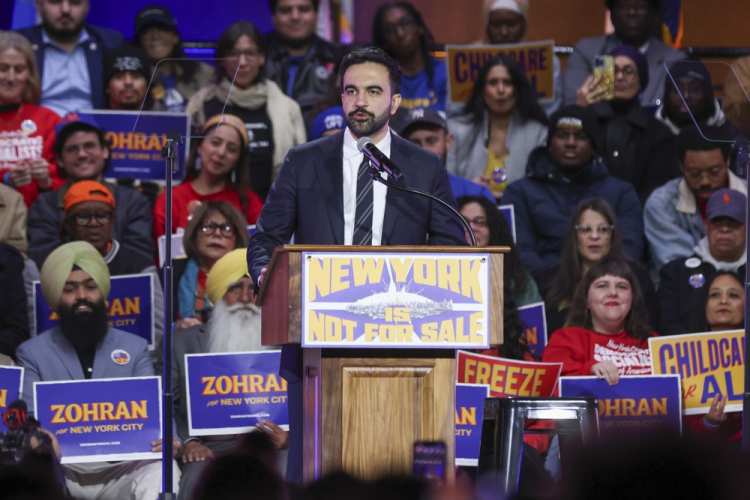 O candidato democrata à prefeitura de Nova York, Zohran Mamdani (C), discursa durante o comício 