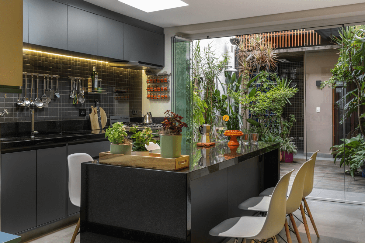 A ergonomia define alturas adequadas, boas distâncias entre equipamentos e uma circulação que facilita o uso diário 