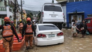 Veículos danificados estão empilhados ao longo de uma rua alagada em um bairro residencial afetado pelo tufão Kalmaegi, na cidade de Cebu, Filipinas, em 4 de novembro de 2025. O tufão Kalmaegi atingiu a região de Visayas, no centro das Filipinas, em 4 de novembro, causando inundações, cortes de energia e danos materiais. De acordo com a Administração de Serviços Atmosféricos, Geofísicos e Astronômicos das Filipinas (PAGASA), a previsão era de que o tufão estivesse próximo à província de Negros Ocidental, no centro das Filipinas, movendo-se para oeste a 25 quilômetros por hora, com ventos máximos de 140 quilômetros por hora. (Filipinas) EFE/EPA/JUANITO ESPINOSA