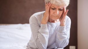 Sofre de uma grande dor de cabeça.