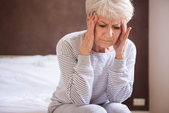 Sofre de uma grande dor de cabeça.