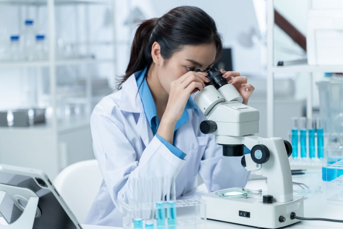 A formação do biomédico é estruturada para preparar profissionais capazes de atuar em diferentes frentes 