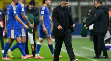 Gennaro Gattuso, da It&aacute;lia, parece abatido ap&oacute;s a derrota na partida das Eliminat&oacute;rias Europeias da Copa do Mundo da FIFA 2026 entre It&aacute;lia e Noruega, no Est&aacute;dio San Siro, em Mil&atilde;o, em 16 de novembro de 2025.