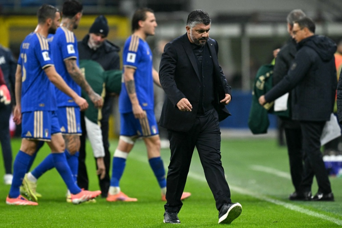 Gennaro Gattuso, da Itália, parece abatido após a derrota na partida das Eliminatórias Europeias da Copa do Mundo da FIFA 2026 entre Itália e Noruega, no Estádio San Siro, em Milão, em 16 de novembro de 2025.